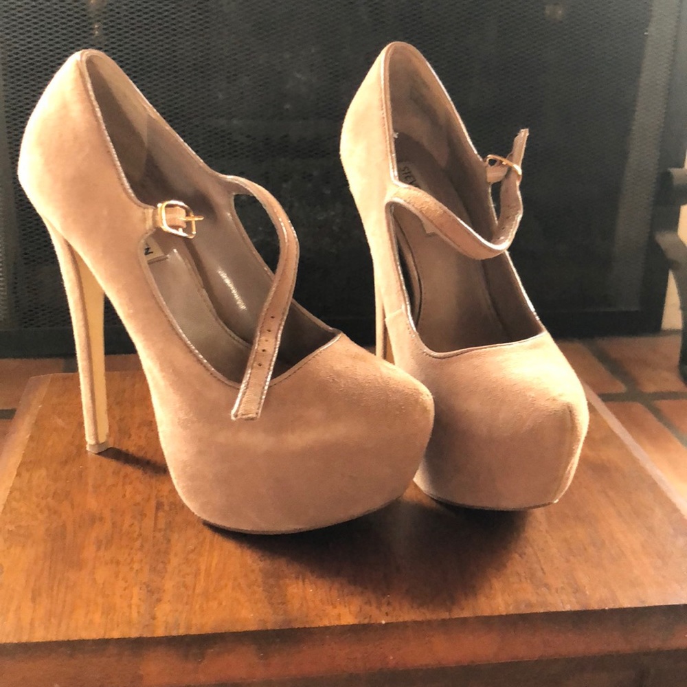 Steve Madden Lobster Claw Heels.  Size 7. Beige